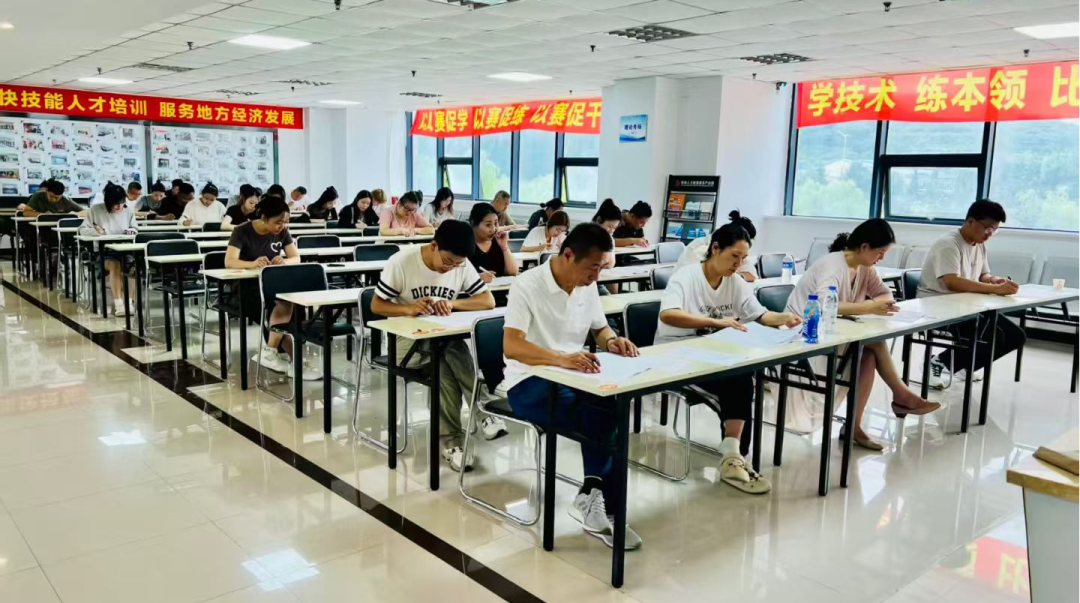 市人社部门：让更多劳动者通过提升技能照亮美好前程