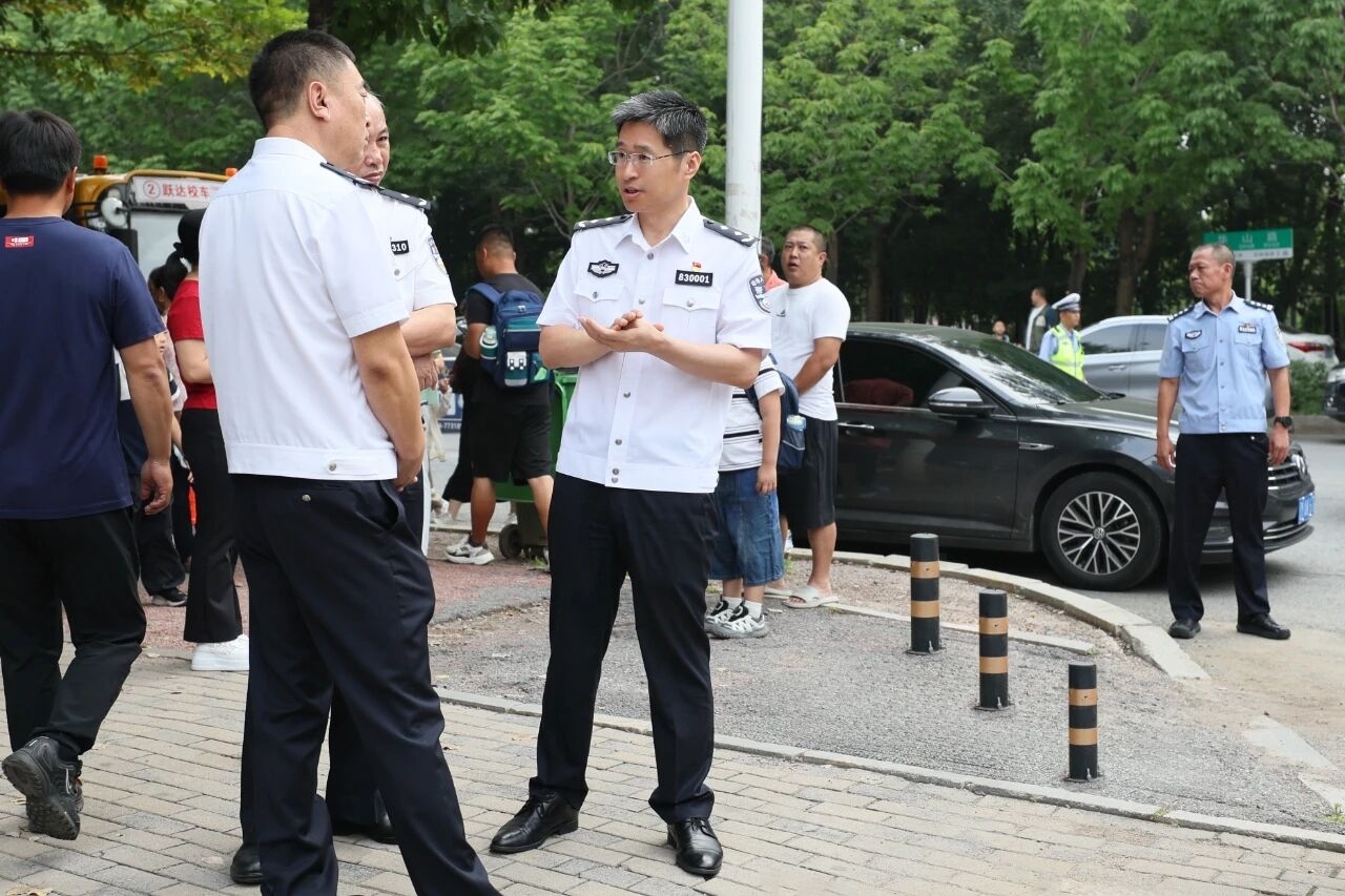 李荣海到新城区中小学调研督导秩序维护和交通管理等校园安全工作